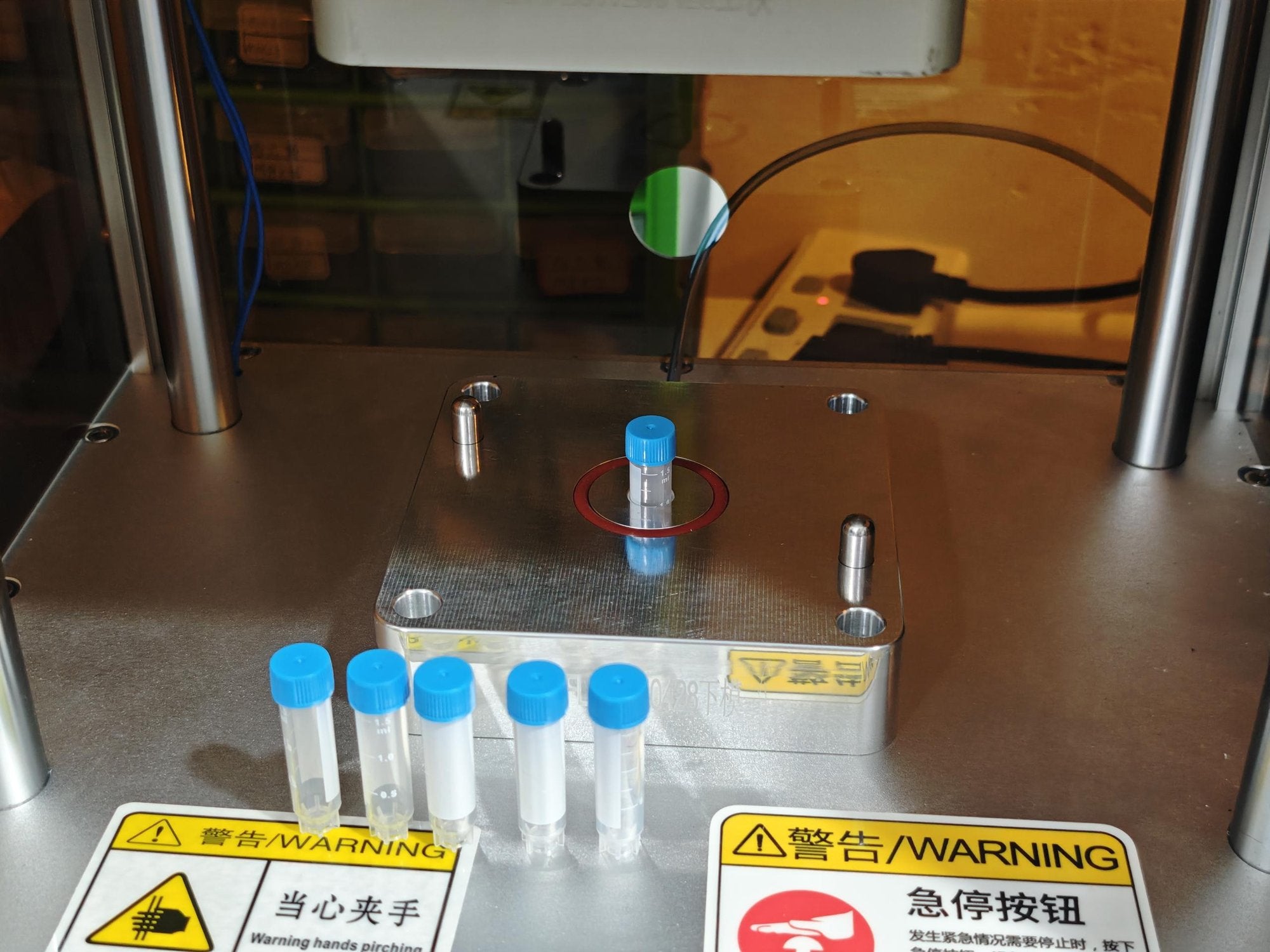 LG tester pharmaceutical bottle fixture detail | Figurtech